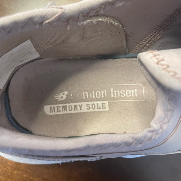 Gently used New Balance sneakers - Picture 4 of 5